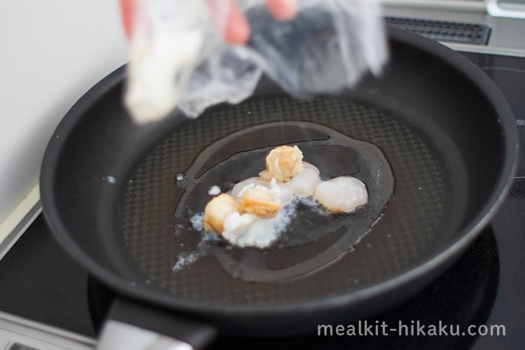 コープデリのミールキット海鮮を炒める